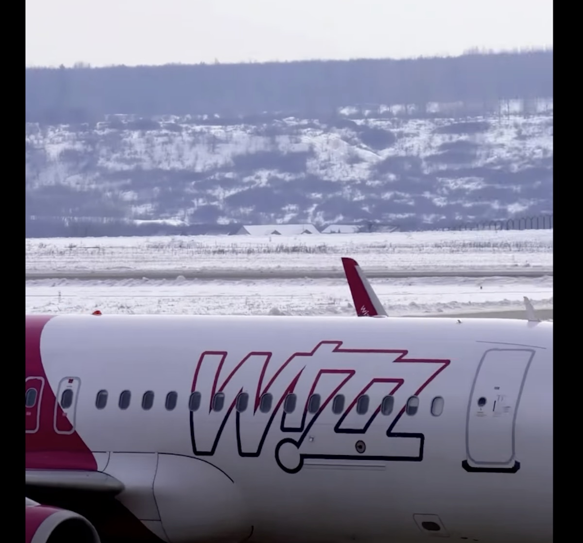 Incident pe pista Aeroportului Sibiu, după aterizarea aeronavei Wizz Air de la Milano pe ninsoare. ”Debarcarea pasagerilor s-a realizat în conformitate cu procedurile operaționale”