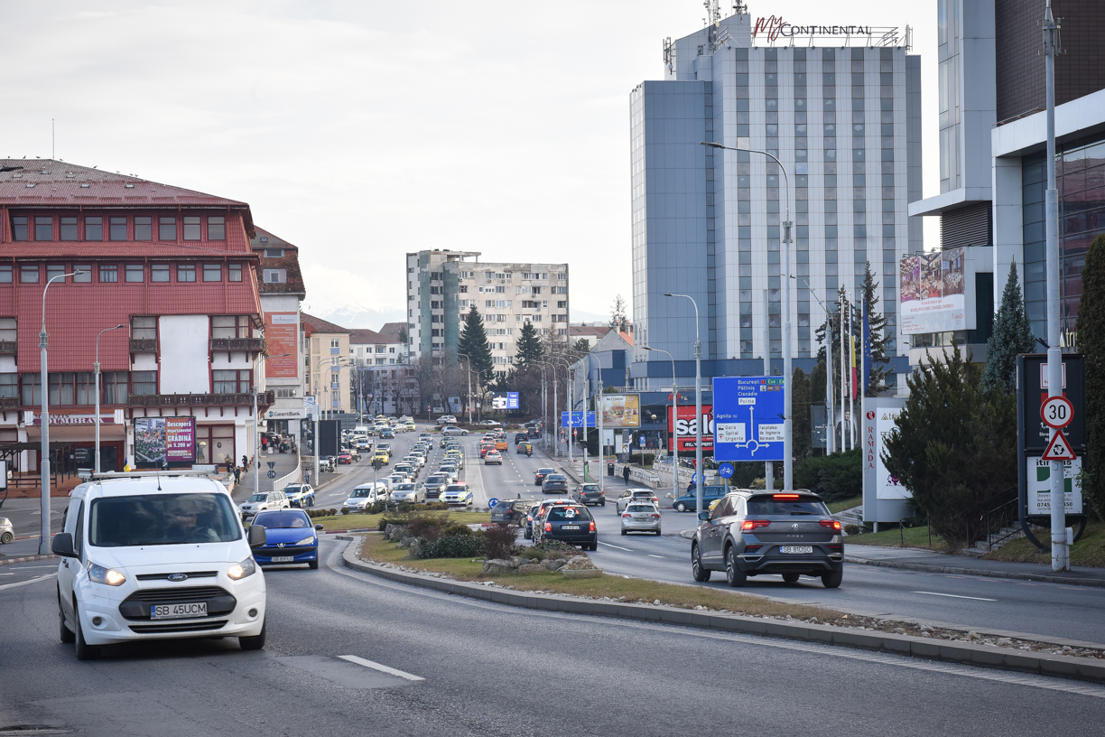 Accident „clasic” în giratoriu: șoferul de pe banda 2 nu s-a asigurat la ieșire. Șoferul care circula regulamentar a ajuns la spital