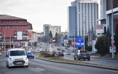 Accident „clasic” în giratoriu: șoferul de pe banda 2 nu s-a asigurat la ieșire. Șoferul care circula regulamentar a ajuns la spital