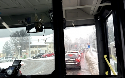 Deszăpezire Sibiu: aproape 60 de persoane lucrează pentru degajarea stațiilor de autobuz, treceri de pietoni, scări sau pasaje. 8 utilaje în teren