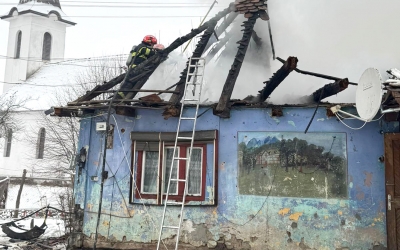 Actualizare. Incendiul produs la casa din localitatea Sărata a fost stins. Cauza: coșul de fum neprotejat corespunzător față de materialele inflamabile