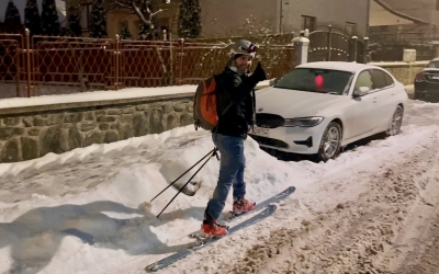 VIDEO Un sibian, surprins mergând cu schiurile prin oraș, miercuri dimineață: ”Unde mergi?” ”La muncă!”