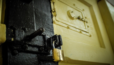 Două persoane cercetate pentru fraudă au fost reținute de polițiști, în baza unui mandat european de arestare