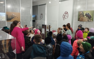 Printre cărăbuși, melci preistorici și dinți de dinozaur, elevii din Sibiu admiră azi și autograful lui Eminescu, lăsat în registrul de vizite de la Muzeul de Istorie Naturală