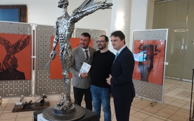 Axa Iași-Sibiu. De Ziua Culturii Naționale, trei artiști din Moldova au expus într-un mod estetic lucrări despre „mașinăriile care ne toacă”