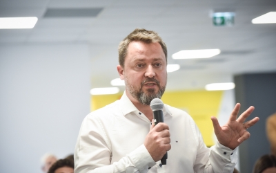 Arhitectul Alexandru Găvozdea reia discuțiile cu sibienii „cartier cu cartier”. „Nu e vorba despre o candidatură, ci despre o conversație necesară despre viitorul Sibiului”