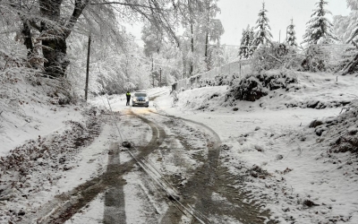 Firmă de deszăpezire din Caraș-Severin amendată de polițiști cu 20.000 de lei pentru că nu a curățat un drum de polei