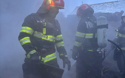 Casă distrusă de flăcări, în Armeni. Cauza: scurtcircuit produs la un aparat electrocasnic lăsat sub tensiune