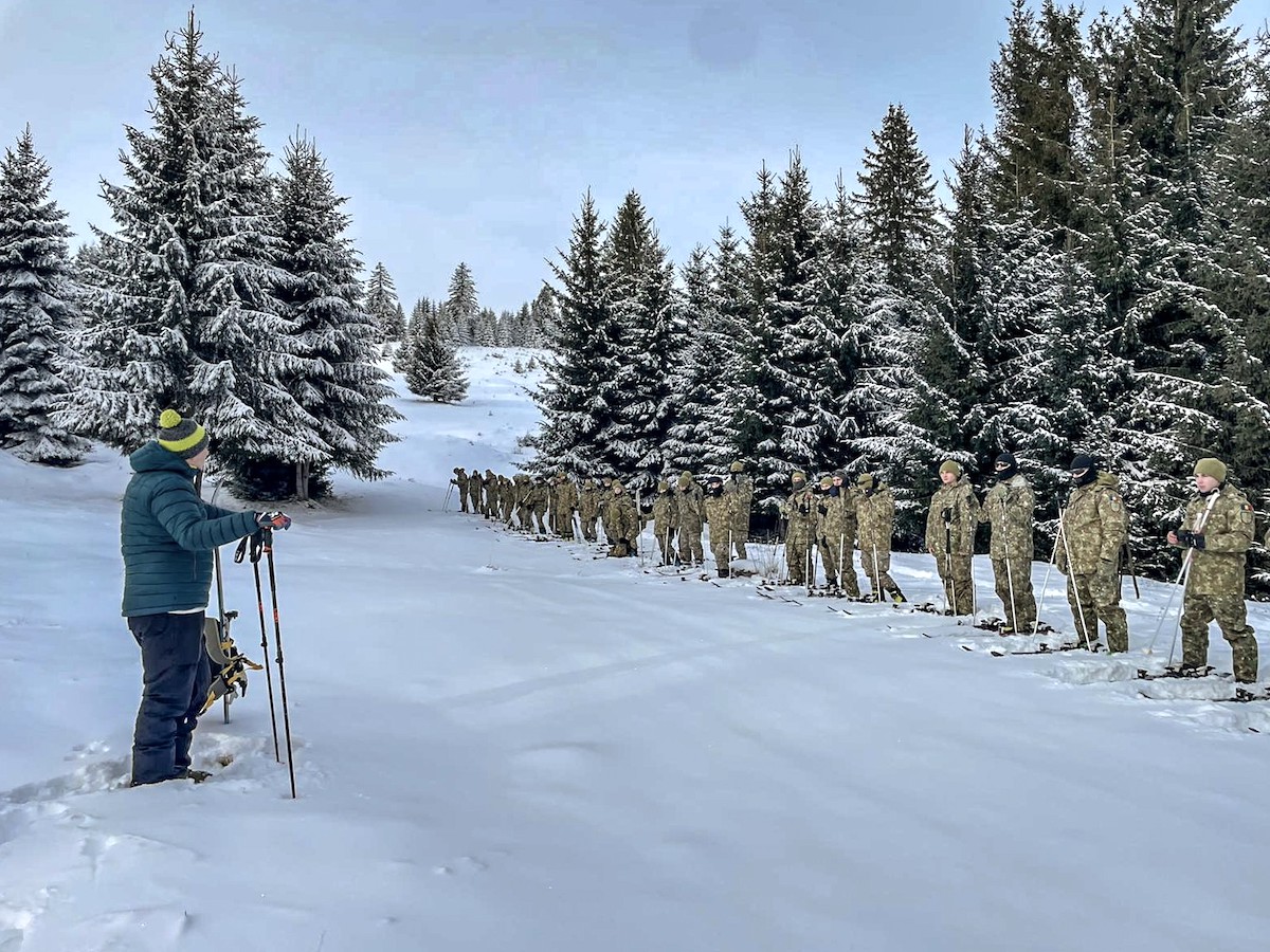 Deplasare pe schiuri și exerciții tactice în poligonul de la Crinț. Cadeții Academiei Forțelor Terestre se instruiesc în masivul Cindrel