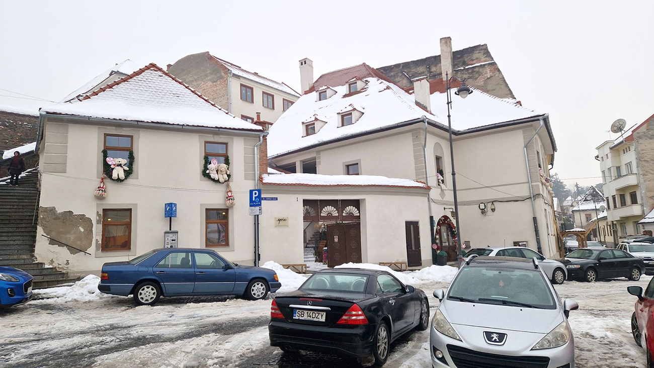 Fostul căpitan al Voința, condamnat pentru distrugerea patrimoniului: și-a amenajat o pensiune pe zidul cetății, demolând inclusiv „ochii Sibiului”. „Vădit dispreţ faţă de lege”