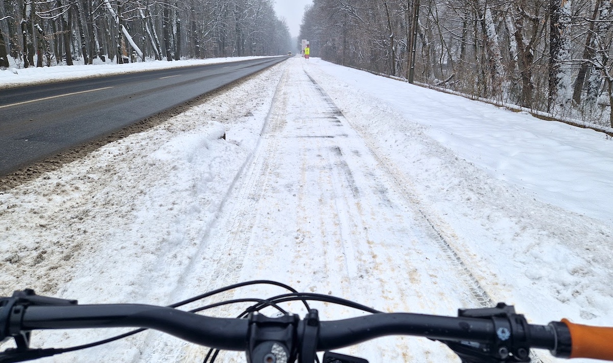 Primăria Sibiu deszăpezește pistele de biciclete la trei zile după oprirea ninsorii. Consiliul Județean le-a deszăpezit după câteva ore