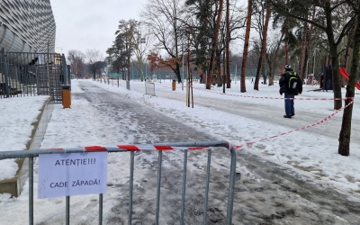 ACTUALIZARE S-a redeschis circulația pe strada Octavian Goga. A fost curățată zăpada de pe acoperișul Stadionului Municipal