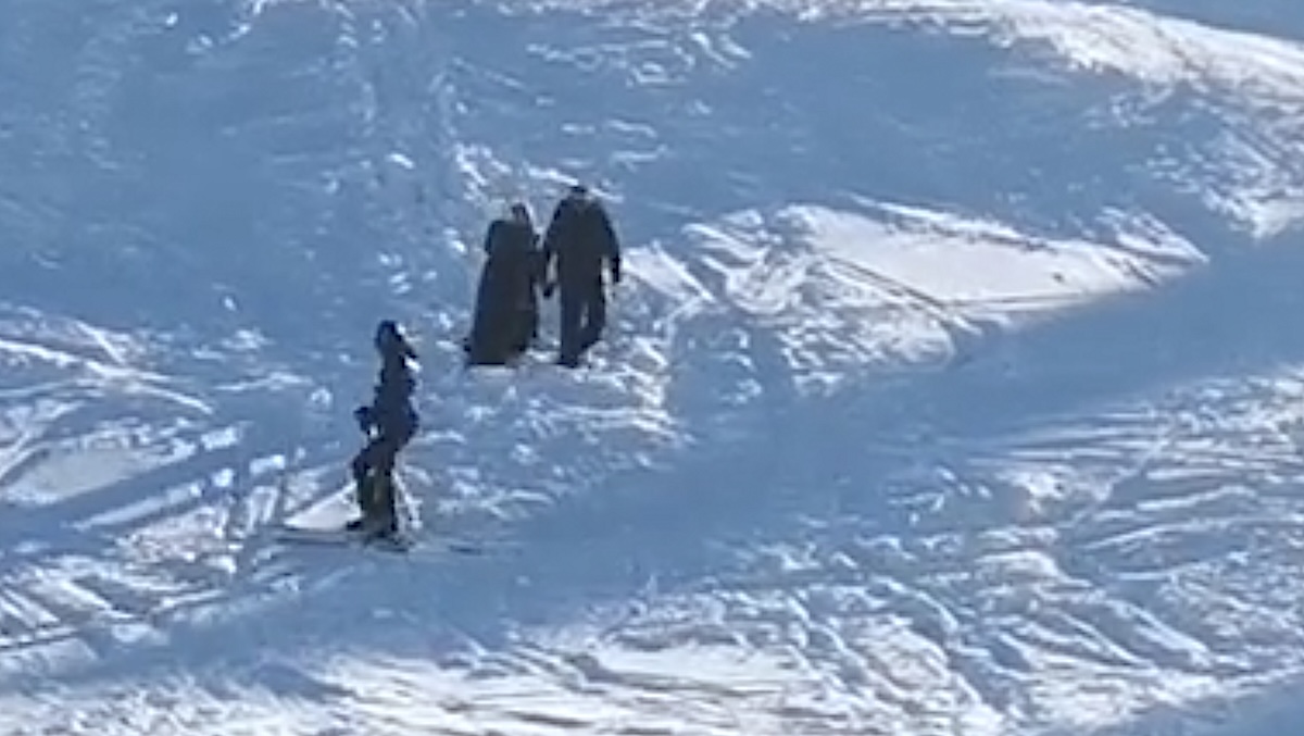 VIDEO Definiția ”paltonarilor”: un cuplu salvat de jandarmii montani pe o pârtie de schi. Ea avea fustă și palton