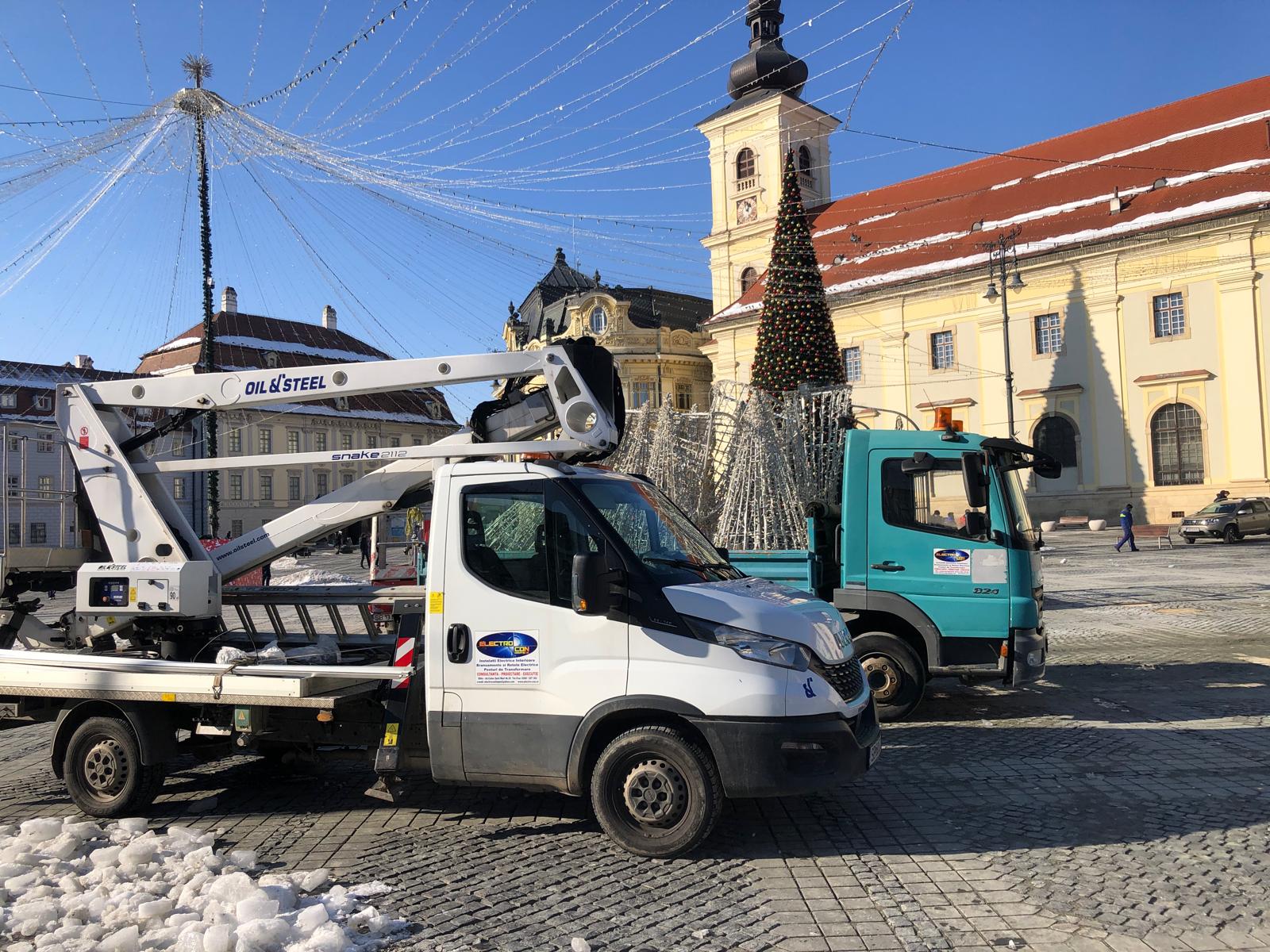 Sfârșit de sărbătoare în centrul Sibiului: decorațiunile din Piața Mare au început să fie strânse luni