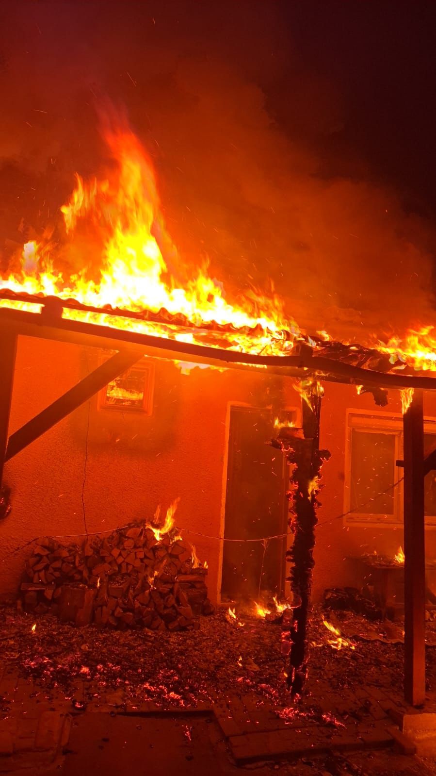 FOTO Casă în flăcări la Blăjel, a ars tot acoperișul. Incendiul ar fi pornit de la un reflector