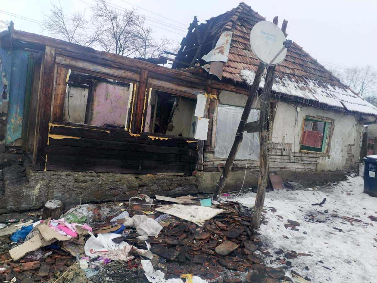 O familie din Sărata a rămas fără casă în urma unui incendiu. Patru copii, dintre care doi gemeni nou-născuți, au nevoie de ajutor