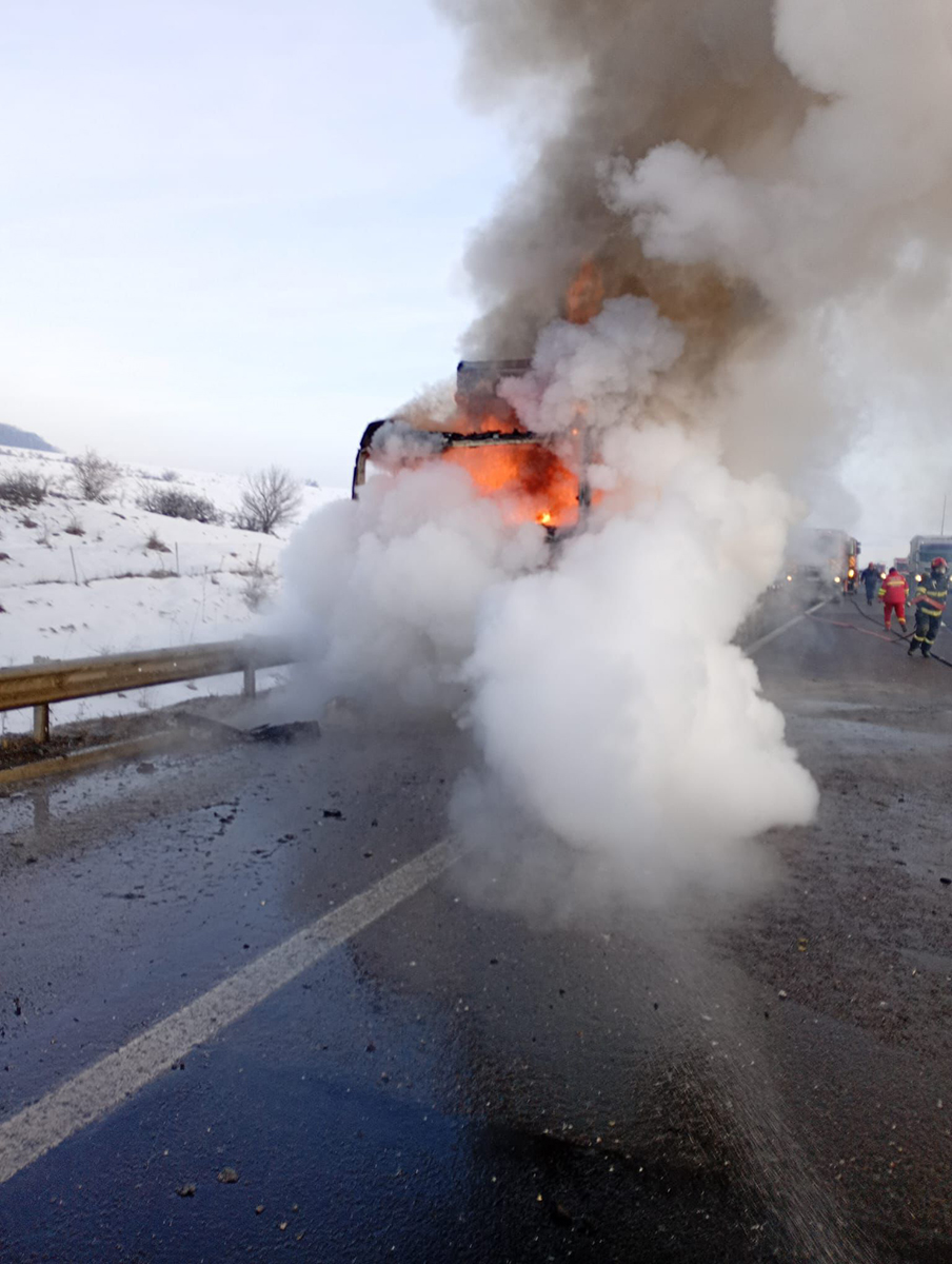 Actualizare. Incendiu la un TIR, pe A1, în zona Săliște