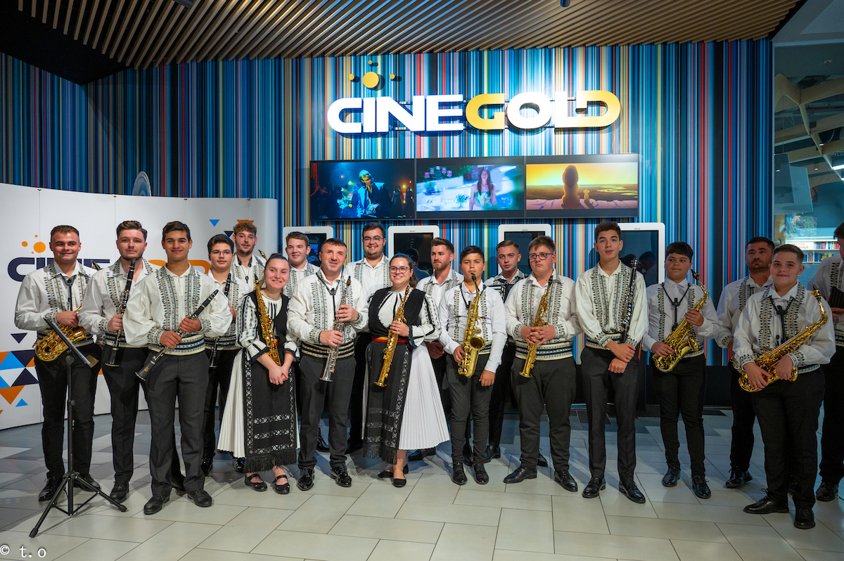 Tinerii din familia Junii Sibiului încing Hora Unirii