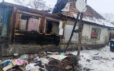 O familie din Sărata a rămas fără casă în urma unui incendiu. Patru copii, dintre care doi gemeni nou-născuți, au nevoie de ajutor