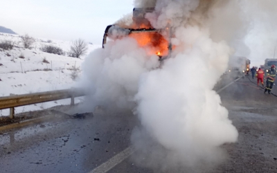 Actualizare. Incendiu la un TIR, pe A1, în zona Săliște