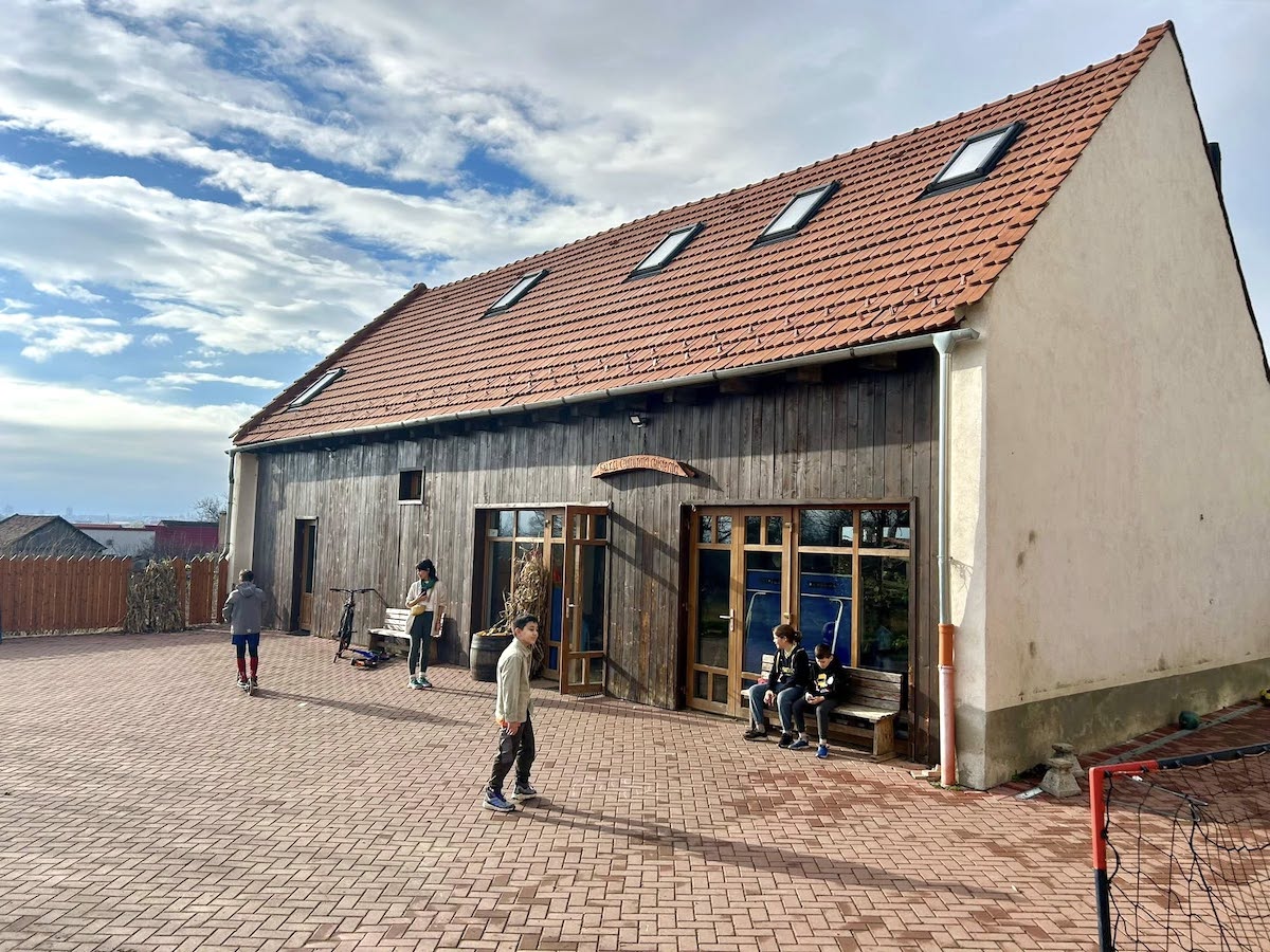 Lemne pentru foc și sprijin constant. Copiii de la afterschool „Șura dă Aripi” au nevoie de căldură în această iarnă