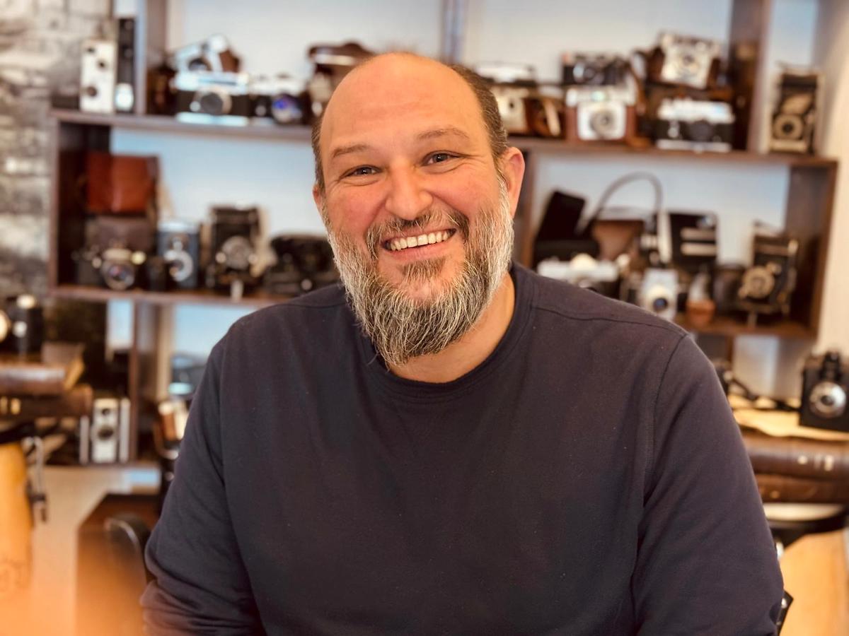 Dr. Andrei Jurj expune în Piața Mică fotografii despre cei din spatele procedurilor medicale. „Îmi doresc să se vadă că medicii sunt oameni și ei”