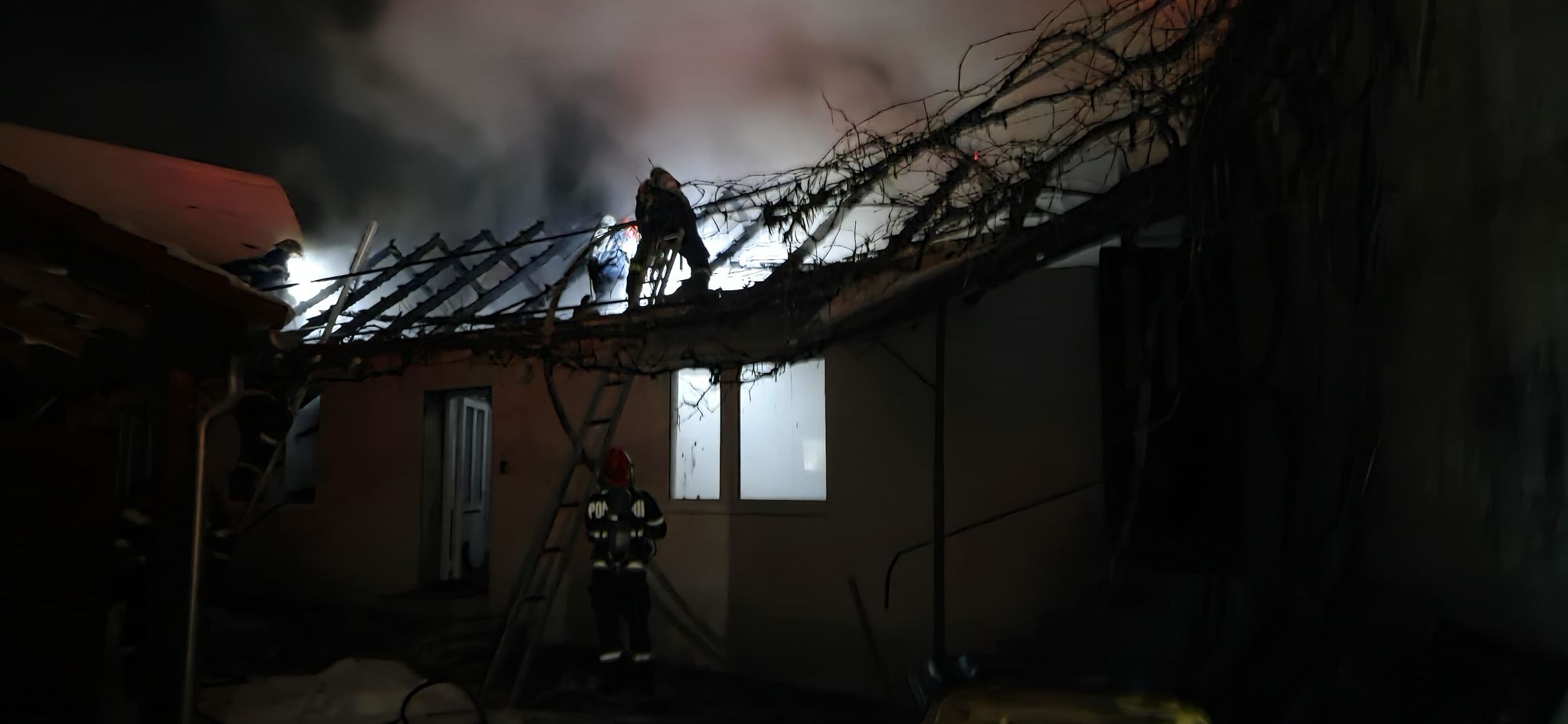 Incendiu la Orlat: a ars o casă. Nu sunt victime. Avertismentul pompierilor: ”Coșurile de fum trebuie obligatoriu verificate”