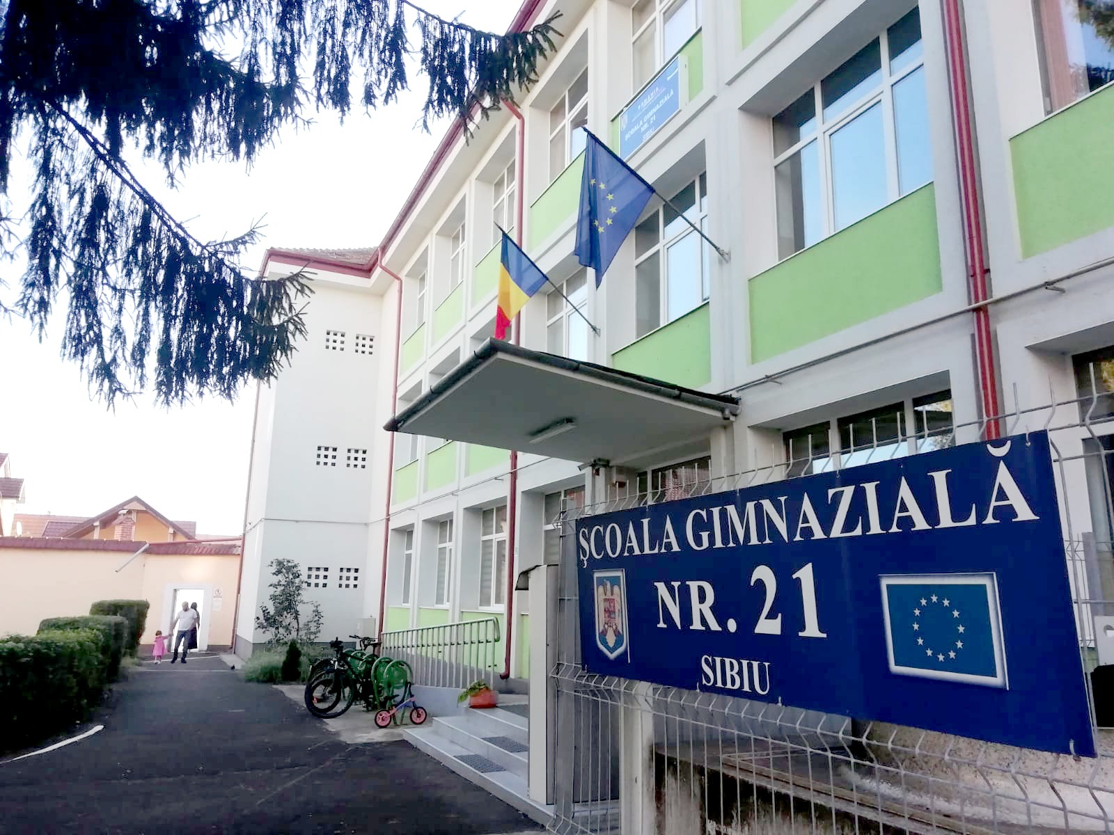 Două eleve care au bătut o colegă în baia Școlii nr. 21 au fost sancționate prin scăderea notei la purtare cu două puncte. Deși au trecut două săptămâni, Poliția nu a fost sesizată