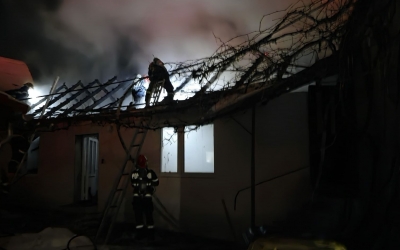 Incendiu la Orlat: a ars o casă. Nu sunt victime. Avertismentul pompierilor: ”Coșurile de fum trebuie obligatoriu verificate”