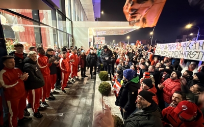 FOTO VIDEO. Dinamoviștii s-au adunat în centrul Sibiului să-și susțină echipa: Ne dorim titlul și sperăm să jucăm la Sibiu meciurile din play-off