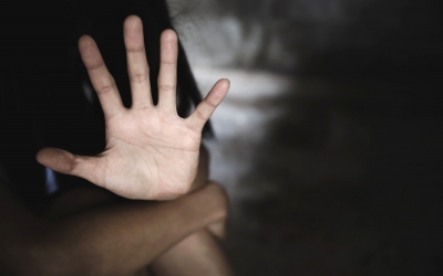 Un sibian a fost trimis în judecată pentru viol. A facilitat mai multor minori să întrețină raporturi sexuale cu victima, sub îndrumarea sa