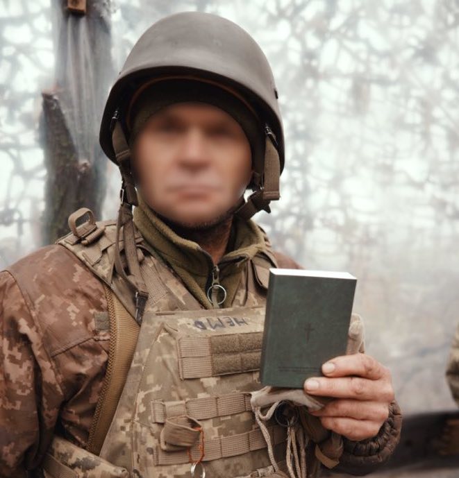 Prima Biblie impermeabilă a plecat din Sibiu către frontul ucrainean în 20.000 de exemplare. Thomas Kraus: „Sunt o sursă de putere, speranță și confort”