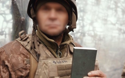 Prima Biblie impermeabilă a plecat din Sibiu către frontul ucrainean în 20.000 de exemplare. Thomas Kraus: „Sunt o sursă de putere, speranță și confort”