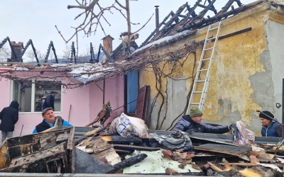 Exemplu de omenie în Orlat: Zeci de locuitori au venit voluntar să ajute femeia căreia i-a ars casa și a rămas cu copiii în frig