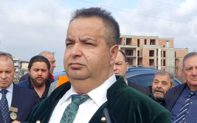 Rezumatul zilei: cereri de exmatriculări și noi bătăi la Școala 21, o grăbită horă a Unirii în sensul giratoriu - pentru elevi, candidat rămas unic la Muzeul Brukenthal, reportaj despre exemplul de omenie la Orlat