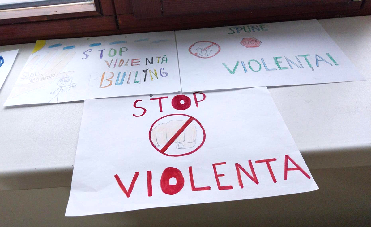 Un nou caz de violență la o școală din jud. Sibiu: Doi elevi de 14 ani s-au luat la bătaie, un al treilea a încercat să îi despartă și a fost strâns de gât și „înțepat” cu un cuțit