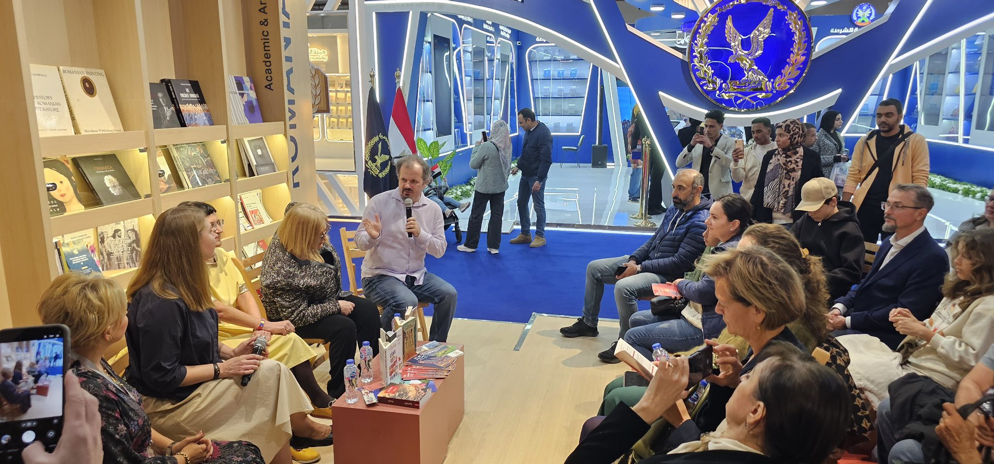 La trei zile după deschiderea Târgului de Carte din Egipt, ministerul Culturii prezintă scriitorii români prezenți
