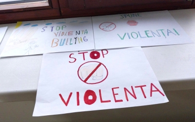 Un nou caz de violență la o școală din jud. Sibiu: Doi elevi de 14 ani s-au luat la bătaie, un al treilea a încercat să îi despartă și a fost strâns de gât și „înțepat” cu un cuțit