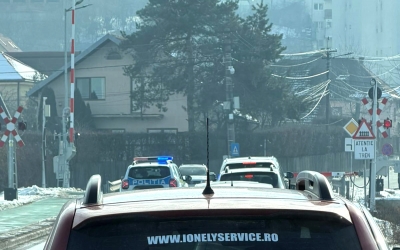 VIDEO Barieră blocată, la trecerea de cale ferată din Cîmpșor. Un șofer ar fi forțat traversarea liniei, pe ultima sută de metri
