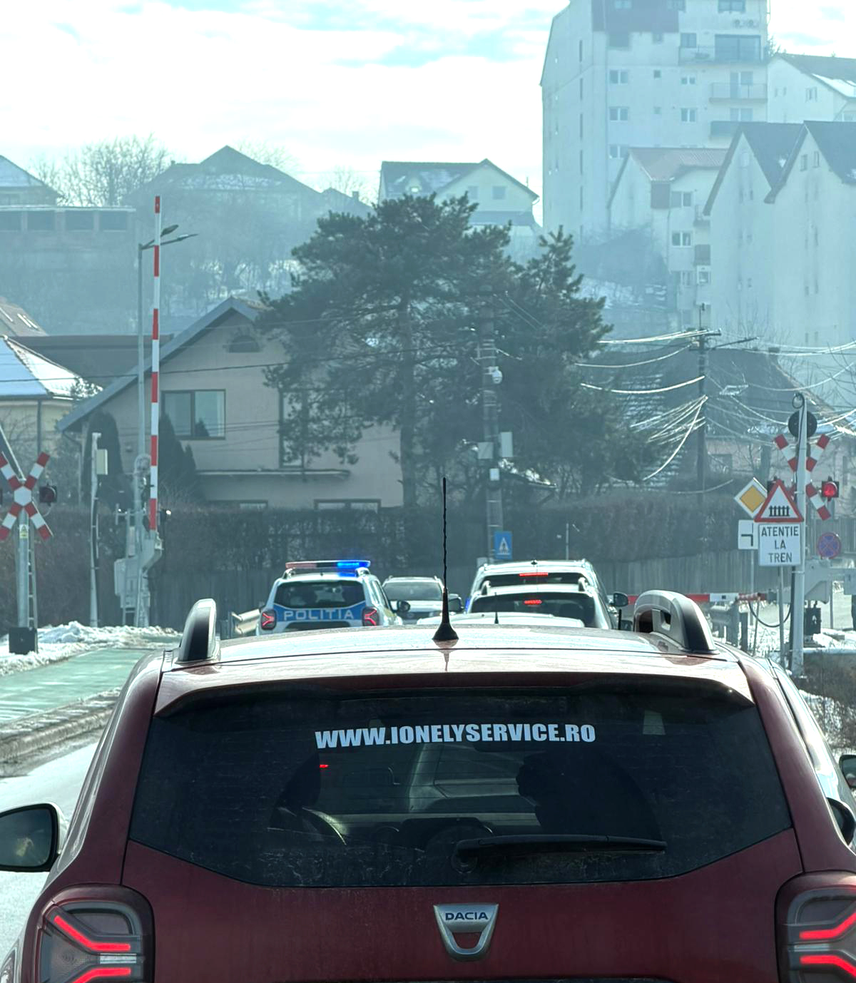 VIDEO. Actualizare barieră blocată Cîmpșor. Un șofer de 80 de ani a rămas fără permis după a forțat trecerea de cale ferată și a atins bariera în coborâre