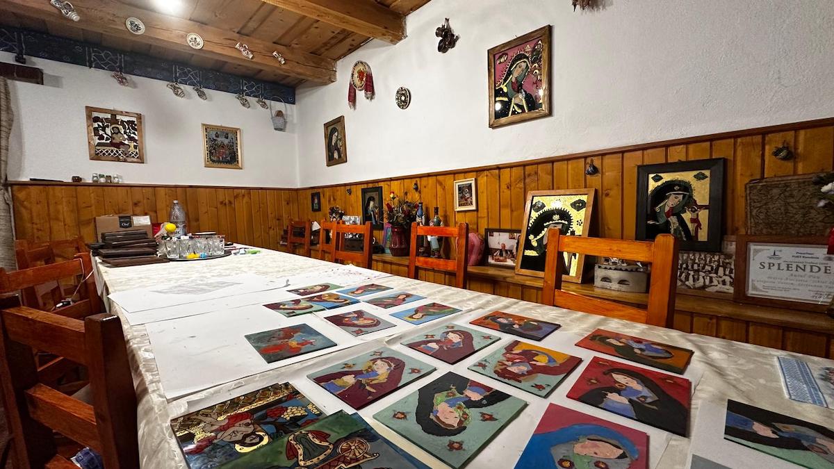 Am vizitat pensiunea din județul Sibiu în care turiștii americani învață să picteze pe sticlă și se plimbă cu căruța: „Facem totul de plăcere, așa ne place să lucrăm”