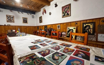 Am vizitat pensiunea din județul Sibiu în care turiștii americani învață să picteze pe sticlă și se plimbă cu căruța: „Facem totul de plăcere, așa ne place să lucrăm”