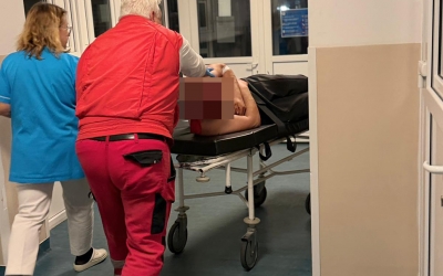 Unul dintre bărbații bătuți cu răngile în Buzd a fost operat și este internat în ATI, în stare gravă