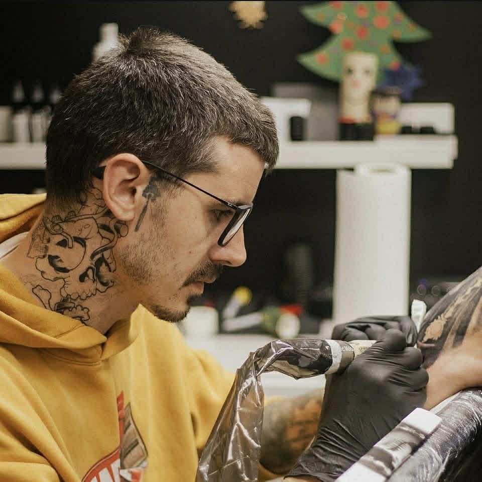 Un artist tatuator s-a mutat la Sibiu, după ce a lucrat aproximativ zece ani în Germania: Oamenii sunt foarte deschiși, mergi pe stradă și vezi că îți zâmbesc