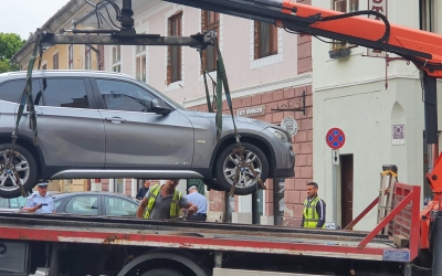 Aproape patru mașini ridicate în fiecare zi de Poliția Locală, în 2025. Plus amenzi de 3,6 milioane de lei aplicate șoferilor