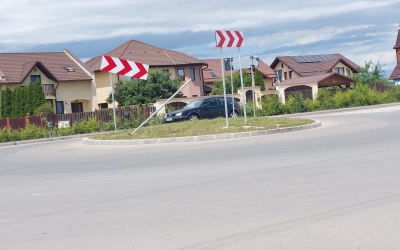 Șoferii fac praf sensul giratoriu de la Lidl-ul din Cartierul Arhitecților. Peste 34.000 de lei cheltuiți pentru reparații și 11 intervenții, în trei ani