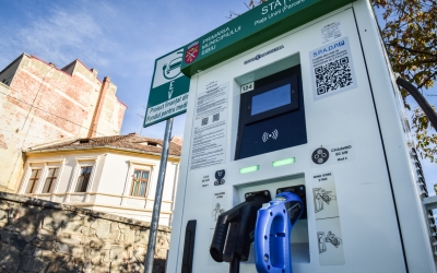 Dublarea tarifelor la încărcarea mașinilor electrice în stațiile Primăriei Sibiu intră la vot. Șofer: e mai mult de o dublare, stațiile au devenit insuficiente, așteptam ca prețul să fie negociat