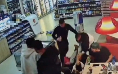 VIDEO Fiul viceprimarului din Șelimbăr, reținut într-un dosar penal. E acuzat de lovire, violențe și tulburarea liniștii publice