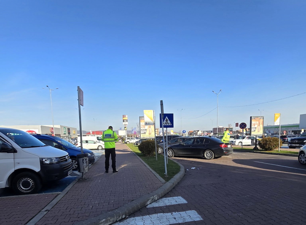 Parcare neregulamentară la cumpărături: Aproape jumătate din amenzile date de Poliția Locală Șelimbăr în decembrie au fost în parcare la mall