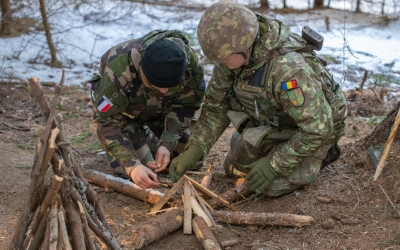 FOTO / VIDEO Am petrecut o zi de instrucție la cota 1.320, în tabăra militară de la Crinț, alături de cadeții de anul I: „E greu uneori, dar aici chiar începi armata”